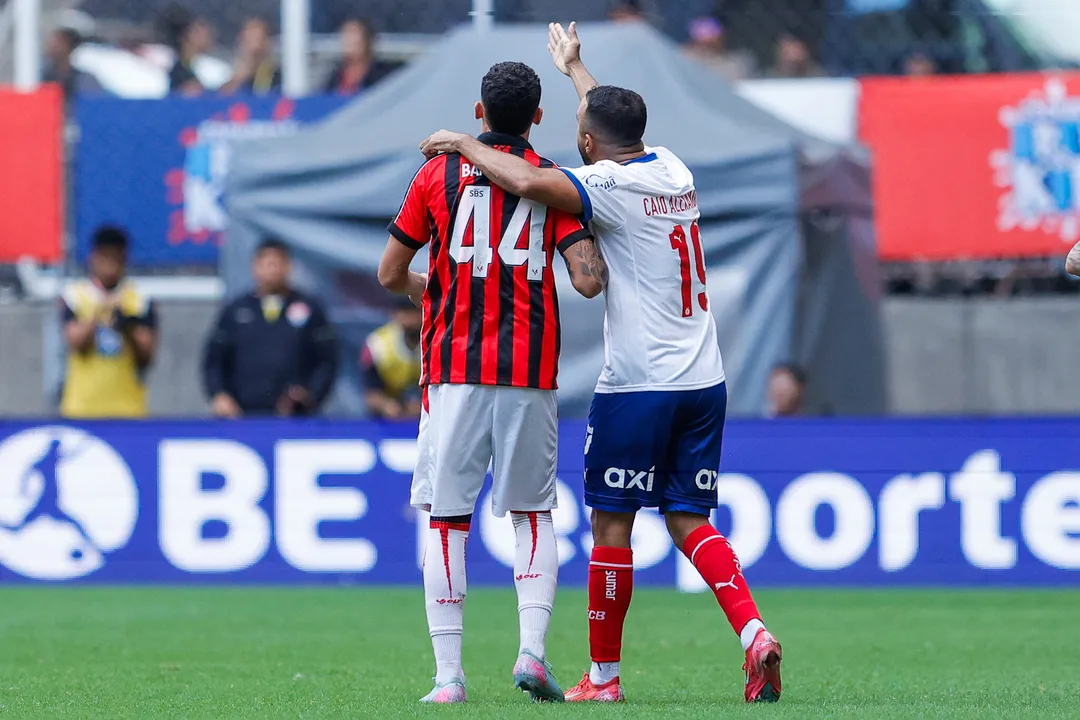 Baralhas e Caio Alexandre durante o último clássico Ba-Vi