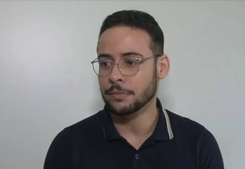 Iago foi abordado por policiais quando saía do trabalho