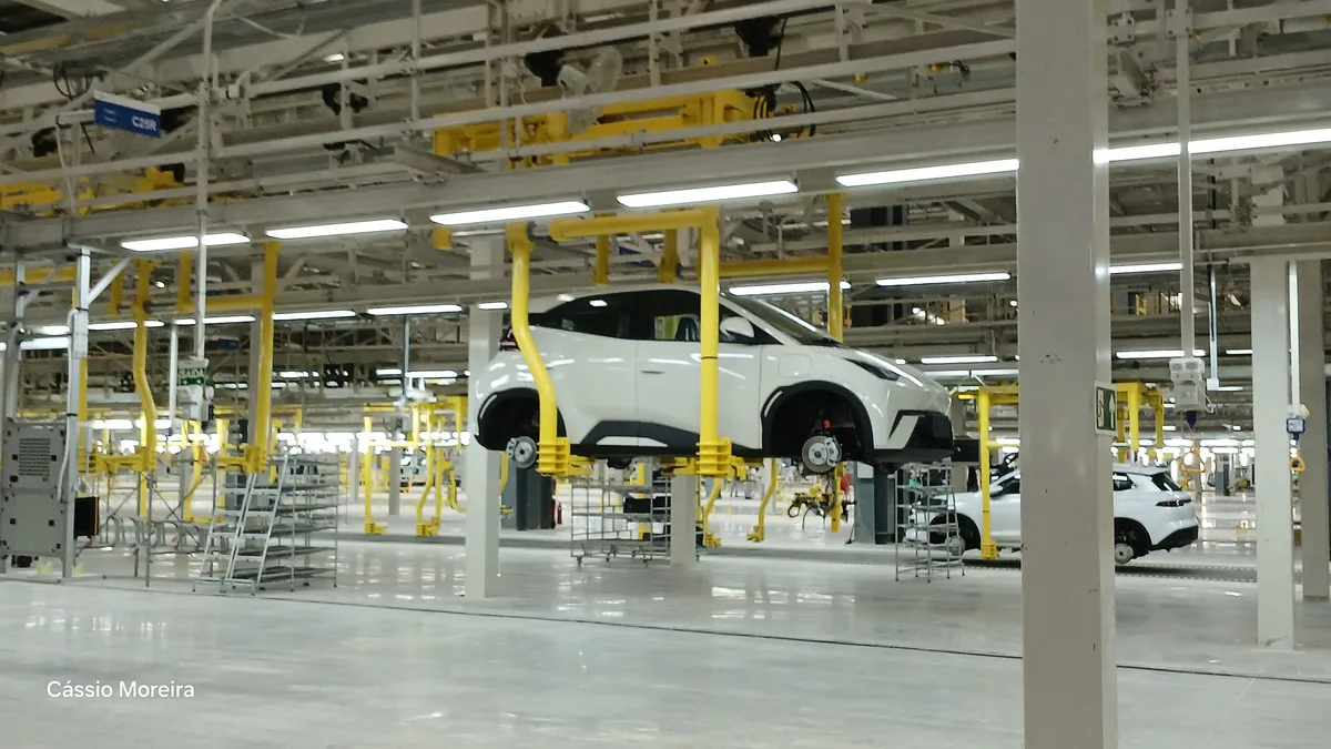 Linha de montagem na fábrica da BYD na Bahia