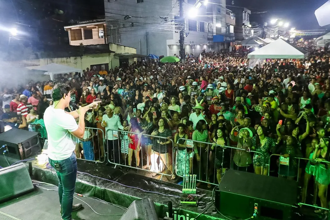 Uma multidão tomou conta da praça do Cajueiro para conferir os festejos de São Pedro