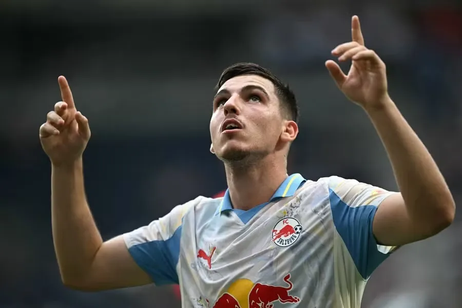 Oscar Gloukh marca golaço e abre caminho para a vitória do RB Salzburg