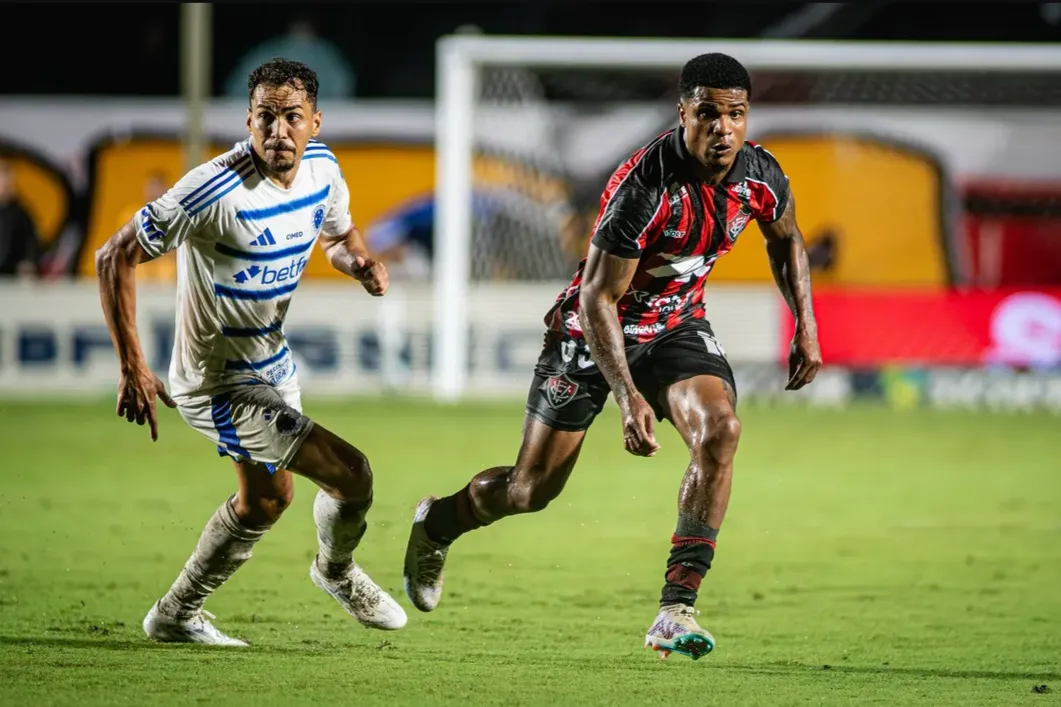 Eduardo e Jamerson antes do lance em que o meia cruzeirense atinge o defensor rubro-negro