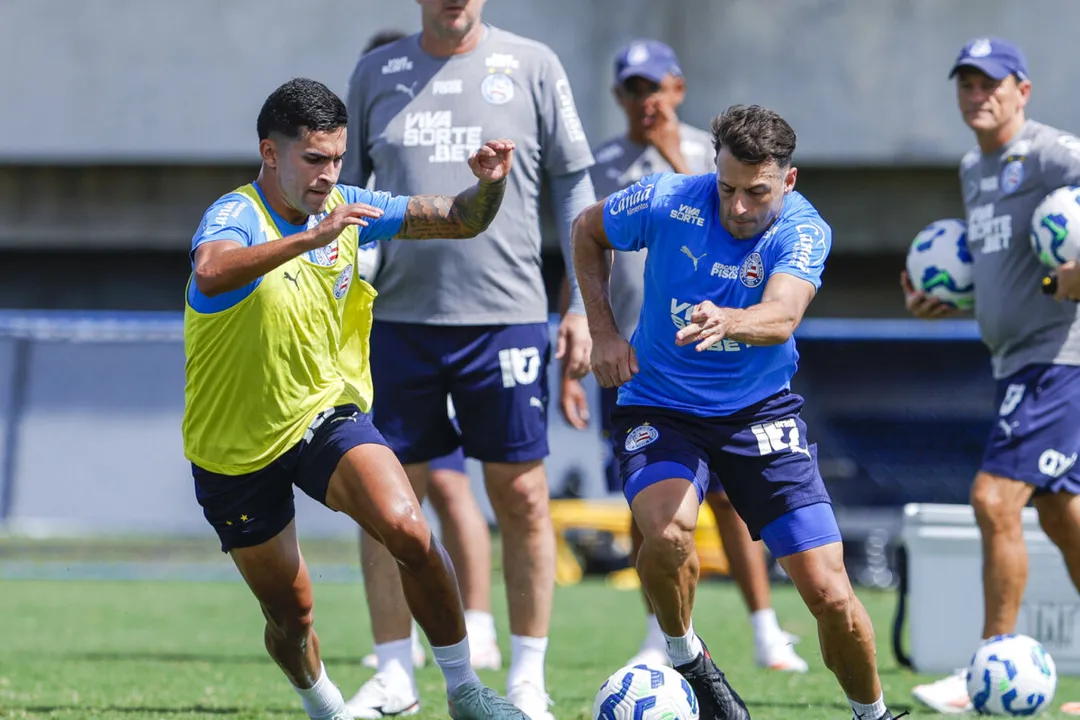 Bahia retorna aos treinos após pausa e realiza atividades com foco tático no CT. Rogério Ceni orienta o elenco em campo reduzido e com vídeo técnico.