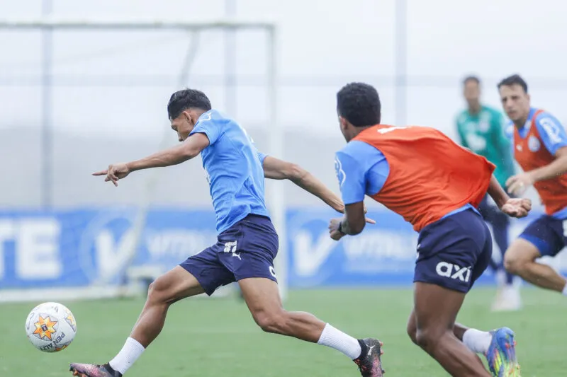 Bahia encerra preparação para encarar o Fortaleza pela Copa do Nordeste com treino tático, bolas paradas e reforço no foco mental do elenco.