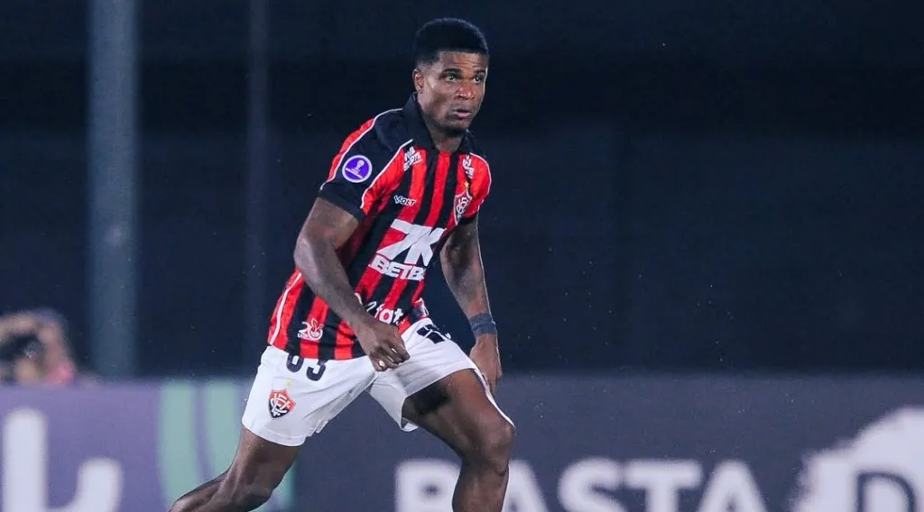 Jamerson passou por cirurgia no tornozelo e ficará entre quatro a seis meses longe dos gramados