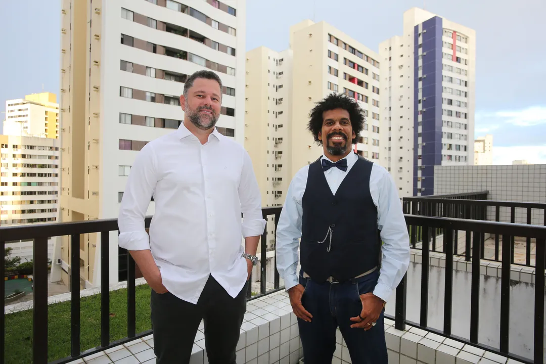 Leandro Azi, presidente da ACCJ, e o síndico Edval Landulfo trabalham juntos