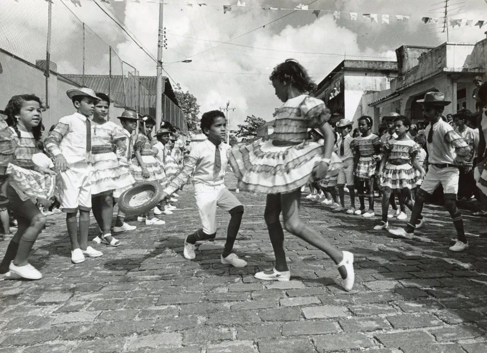 Crianças do bairro de Roma ensaiam para quadrilha mirim em 1985