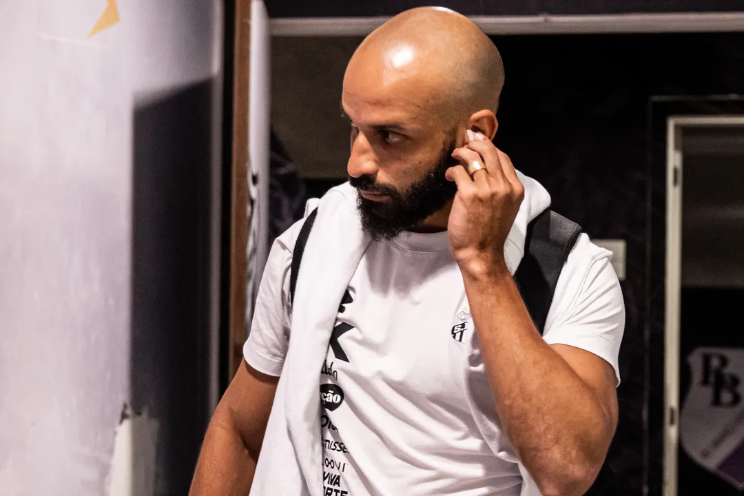 Desejado no mercado, Thaciano segue no Santos para a temporada