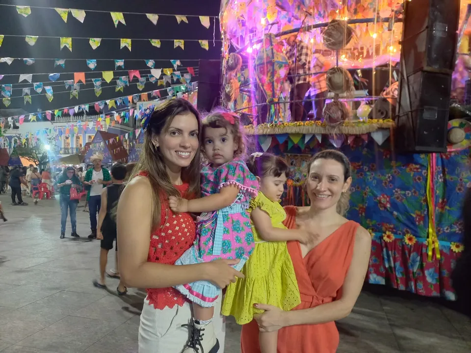 As pequenas amigas de dois anos Giovana e Louise já estão envolvidas com o São João