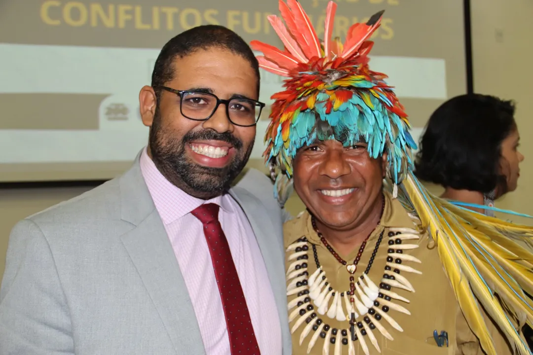 A foto de Felipe Freitas e Cacique Babau foi usada em evento do Invasão Zero para insinuar conivência com supostas ilegalidades