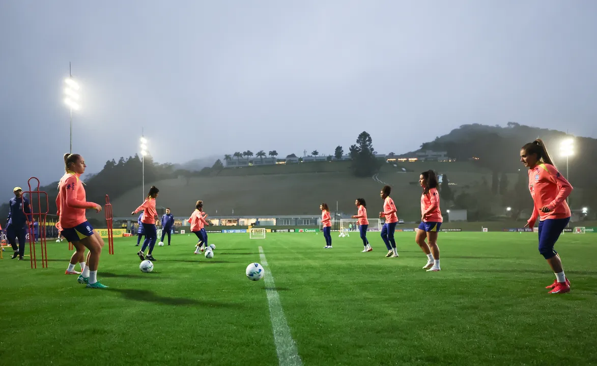 Time feminino do Brasil durante atividade na Granja Comary mirando a Copa América