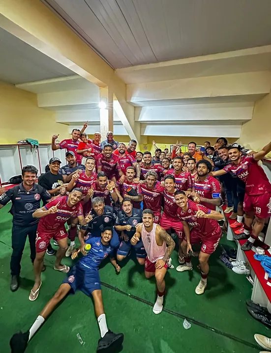 Elenco do Barcelona de Ilhéus comemora primeira vitória na Série D