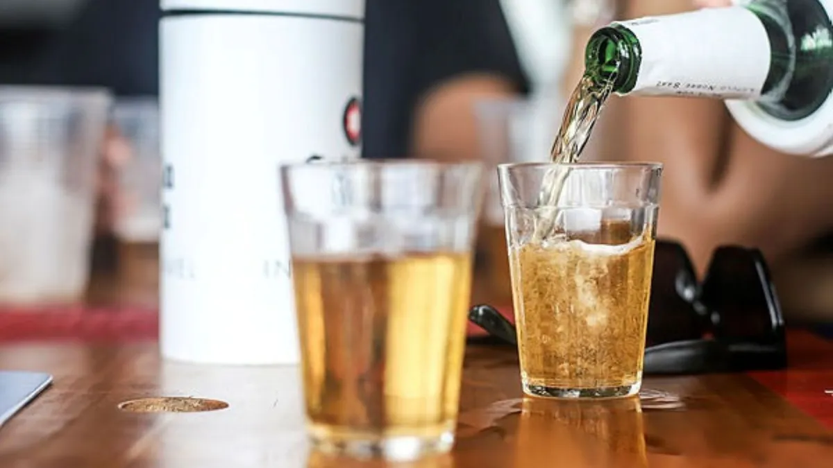 Cerveja sendo servida em mesa