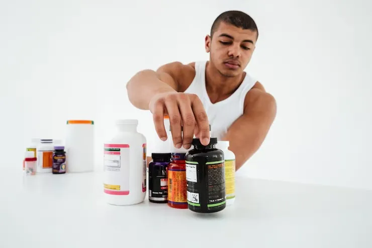 Suplementos sem orientação pode trazer riscos reais para a saúde