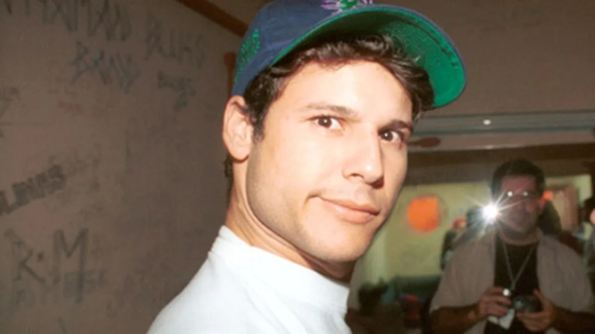 Dinho tinha 24 anos quando o avião que transportava a banda caiu na Serra da Cantareira