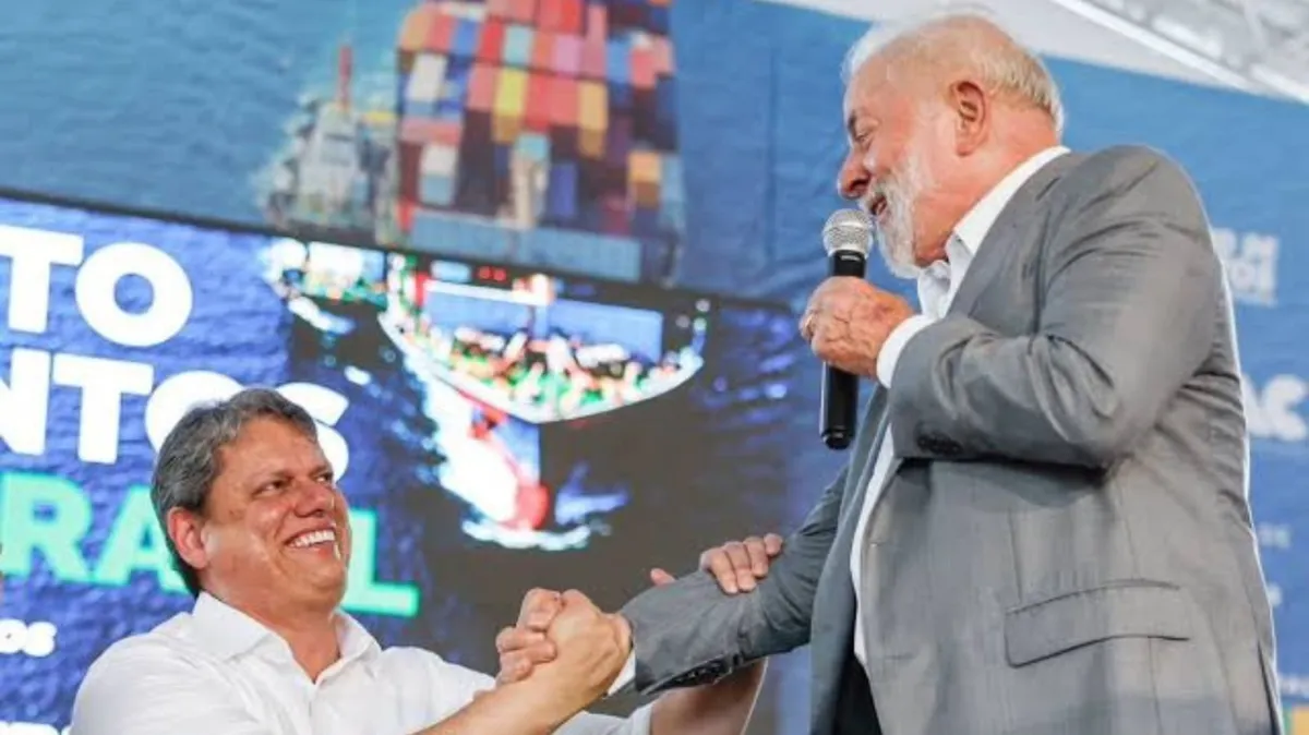Lula e Tarcísio de Freitas durante agenda
