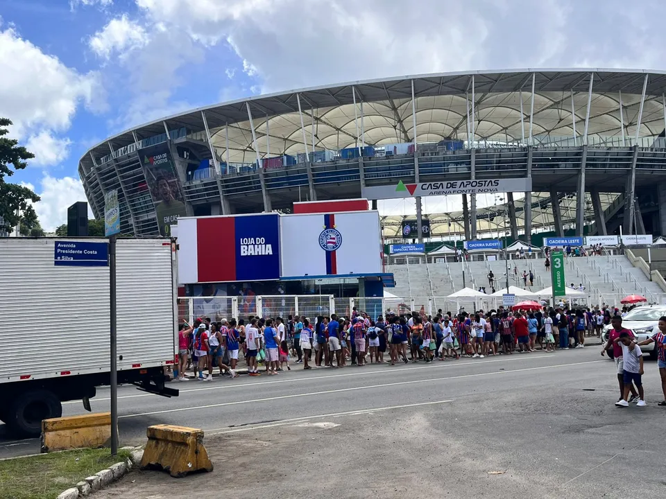 Fila enorme para acompanhar equipe feminina do Bahia na Fonte Nova