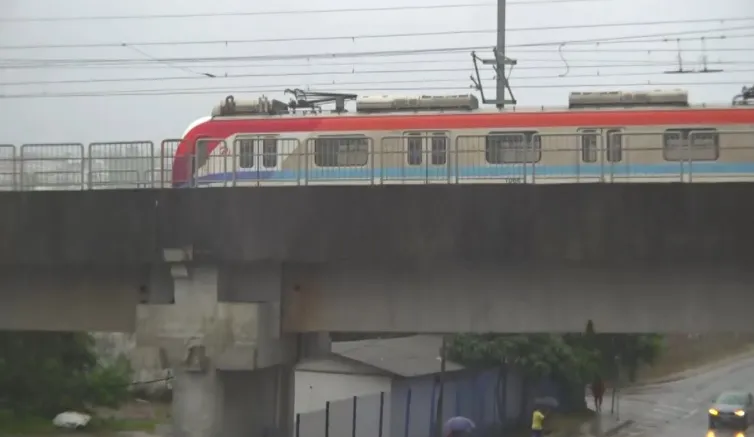 Trem apresentou problema e ficou parado entre estações