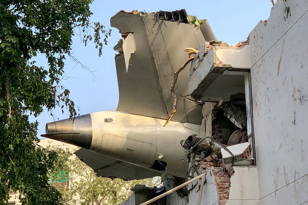 Avião era um modelo Boeing 787 e caiu em área residencial