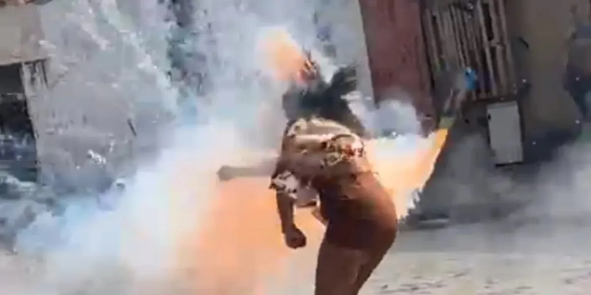 Com o impacto, mulher caiu de costas no chão