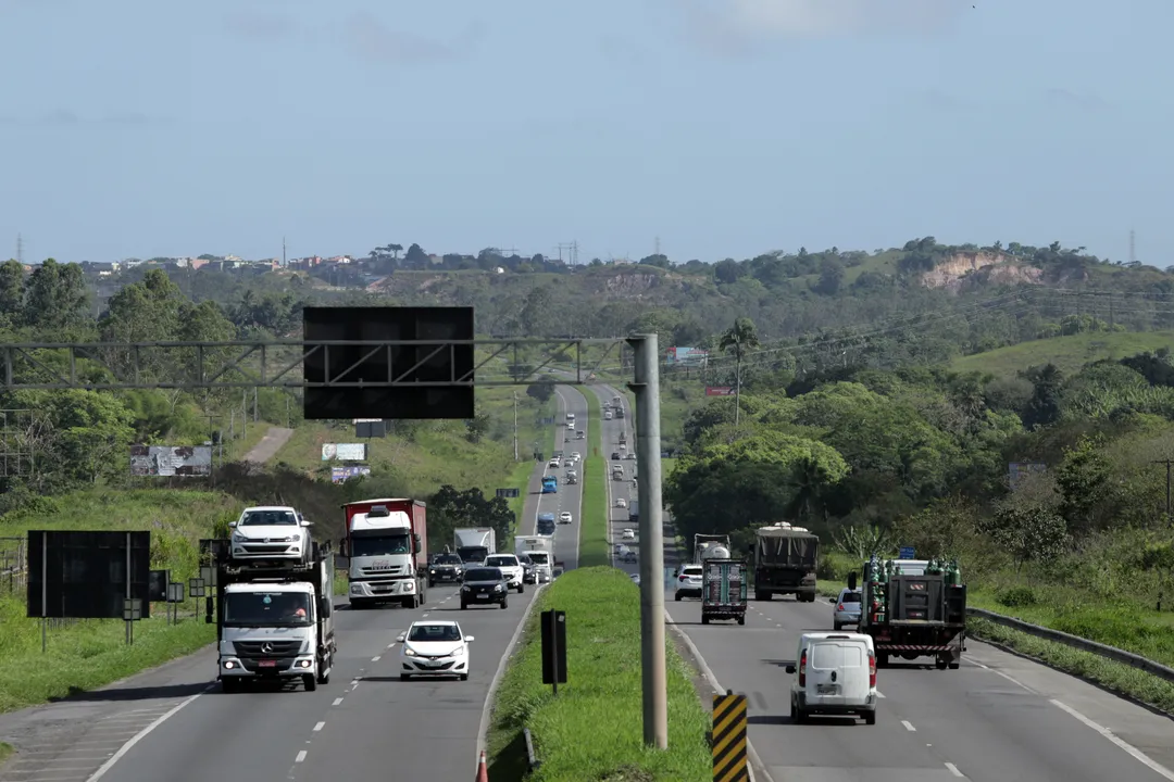 Trechos de rodovia entre Simões Filho e Salvador, na BR 324
