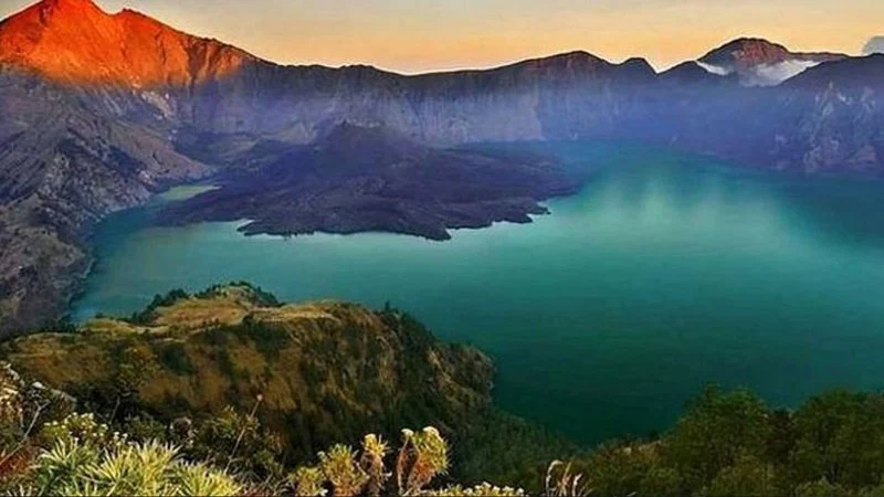 A trilha do vulcão Rinjani é muito procurada devido aos seus cenários paradisíacos