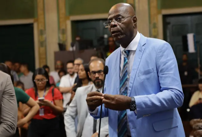 Vereador Hamilton Assis (PSOL) em sessão legislativa na Câmara de Salvador