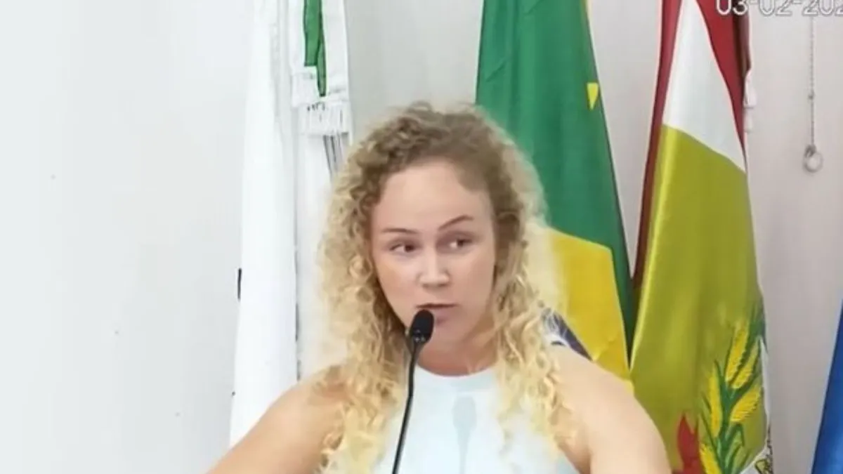 Vereadora Jessica Limone durante sessão legislativa