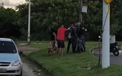 Homem e mulher foram levados ao Hospital Roberto Santos