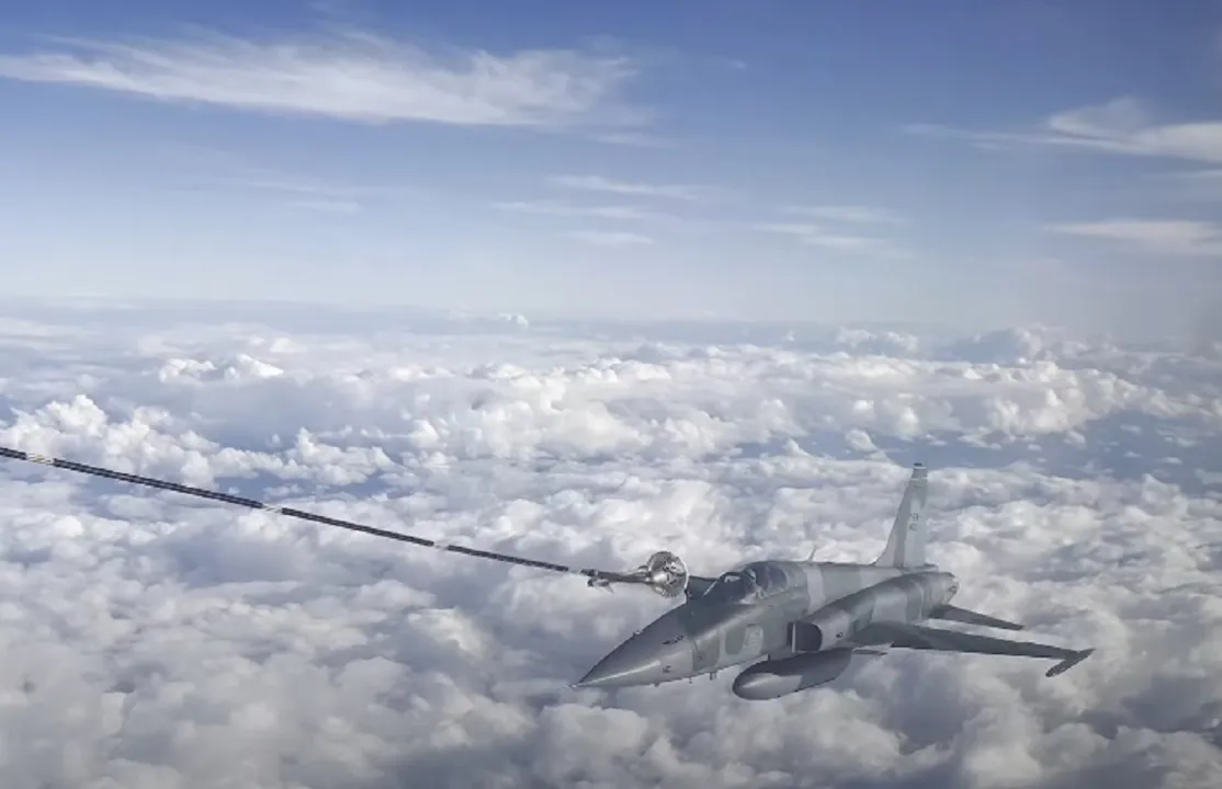 Avião da FAB abastece caça em pleno voo