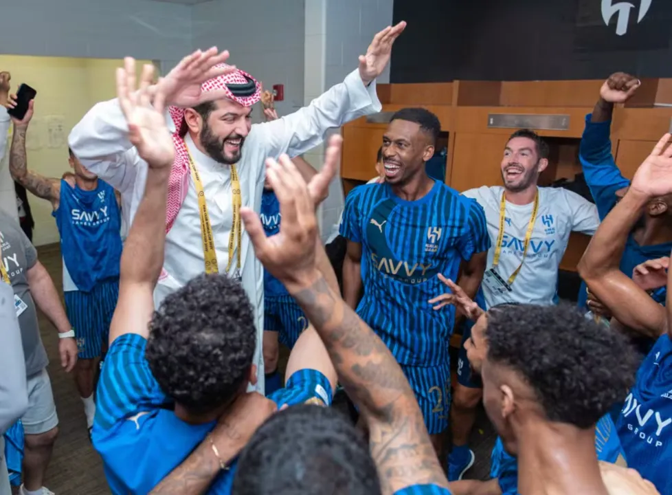 Após eliminar o Manchester City por 4 a 3 na prorrogação, o Al-Hilal comemorou a classificação com um anúncio de prêmio feito pelo presidente Fahad bin Nafel. A festa nos vestiários foi registrada em vídeo e viralizou.