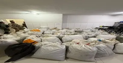Durante a operação, os policiais também encontraram 85 sacos com aproximadamente 740 quilos de maconha