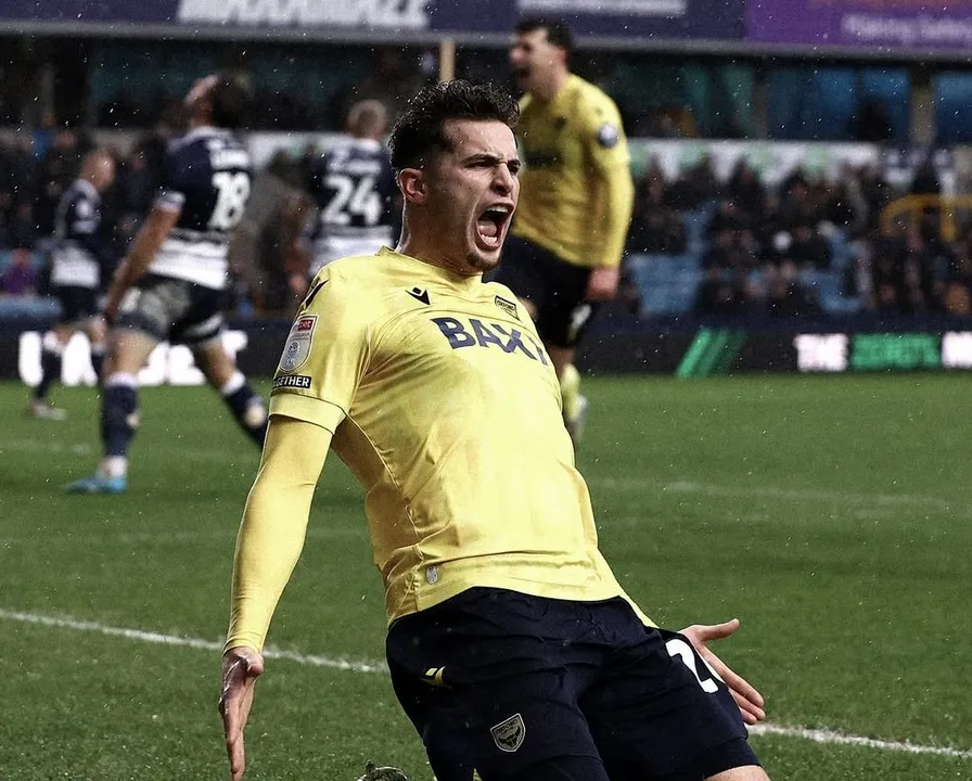 Português Rúben Rodrigues em ação com a camisa do Oxford United-ING