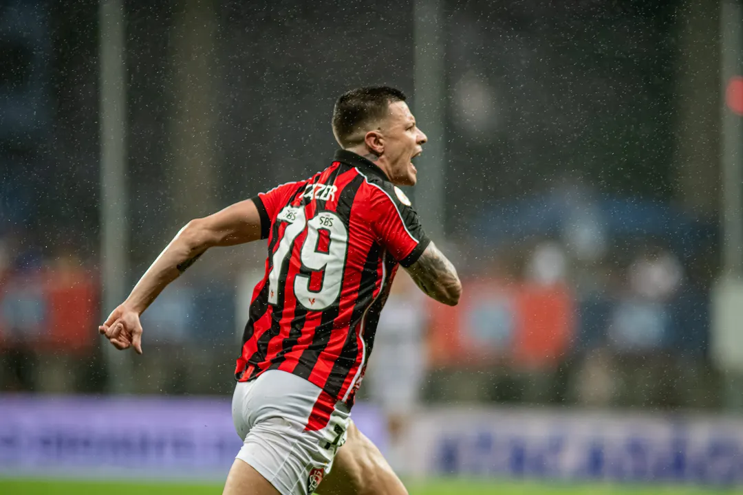 Renato Kayzer marcou o gol rubro-negro no clássico Ba-Vi