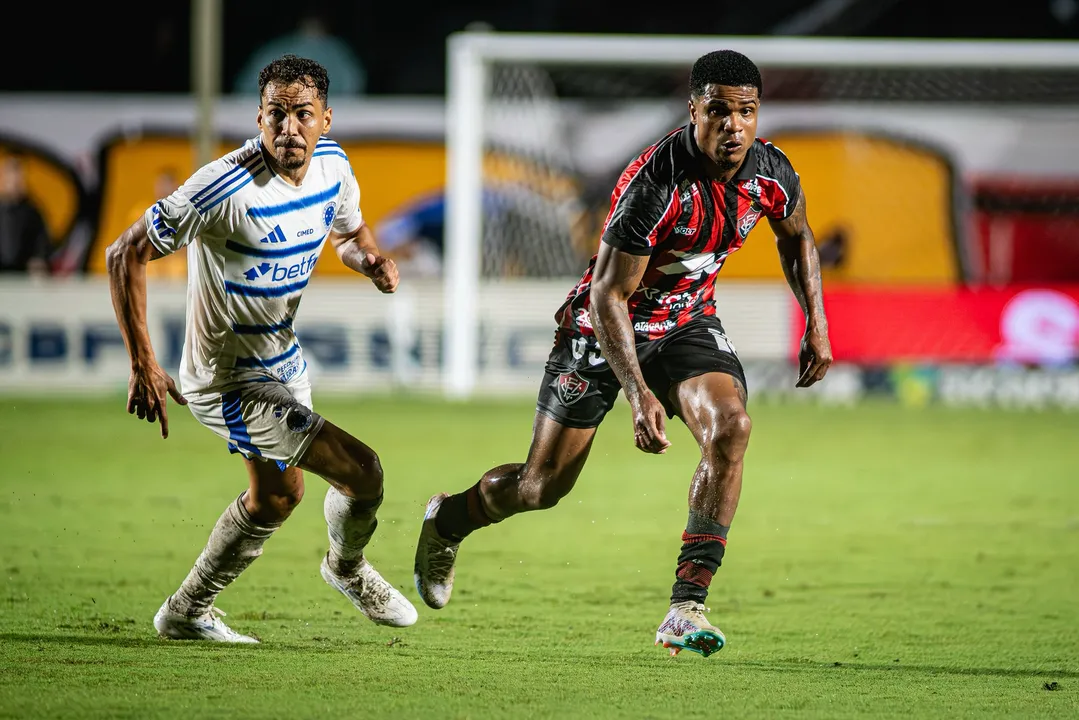 Eduardo e Jamerson antes do lance em que o meia cruzeirense atinge o defensor rubro-negro