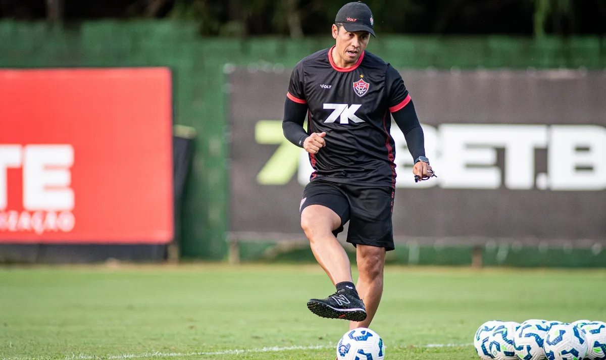 Thiago Carpini durante treino do Vitória