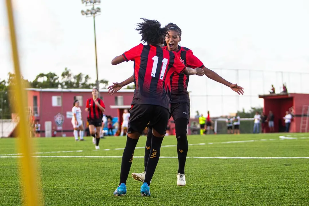 Time feminino do Vitória celebra a primeira vitória no Campeonato Brasileiro da categoria