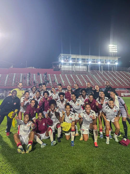 Elenco feminino do Vitória celebra classificação na Copa do Brasil da categoria