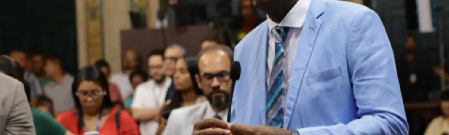 Vereador Hamilton Assis (PSOL) em sessão legislativa na Câmara de Salvador