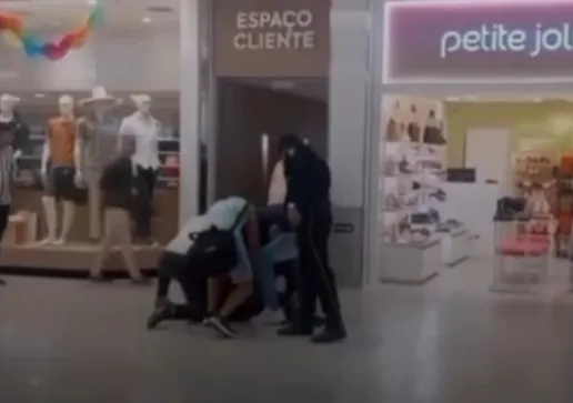 Homem foi contido por quarto pessoas dentro do shopping