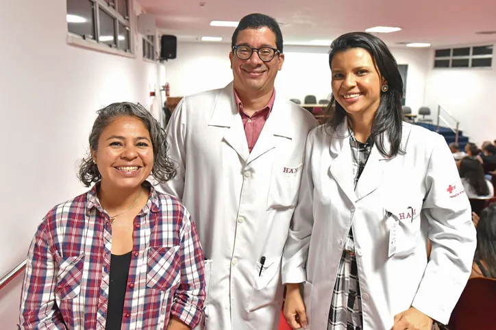 Yuli Martinez, o médico Lucas Gomes, e a fono Laiane Lima