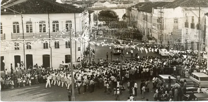 Fanfarras Lira Ceciliana e Minerva Cachoeirana desfilam em Cachoeira nos anos 1970