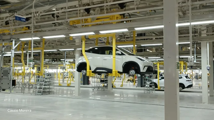 Linha de montagem na fábrica da BYD na Bahia