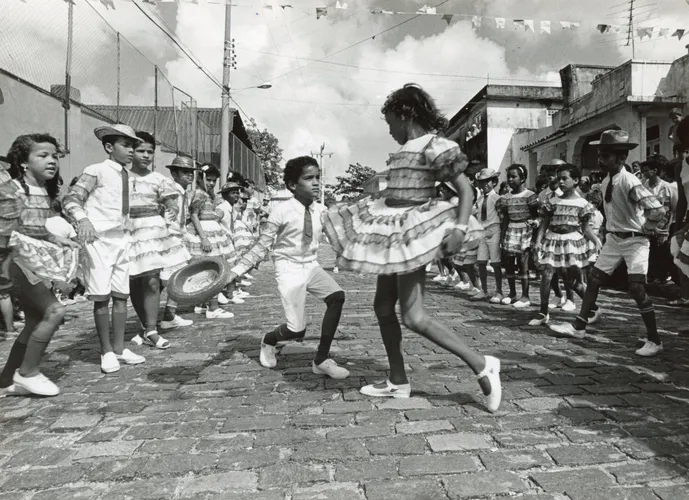 Crianças do bairro de Roma ensaiam para quadrilha mirim em 1985