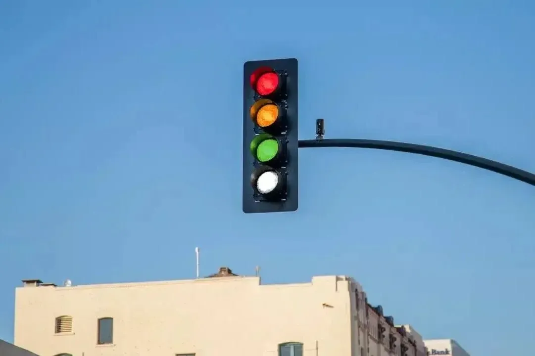 Semáforo com a quarta luz, na cor branca