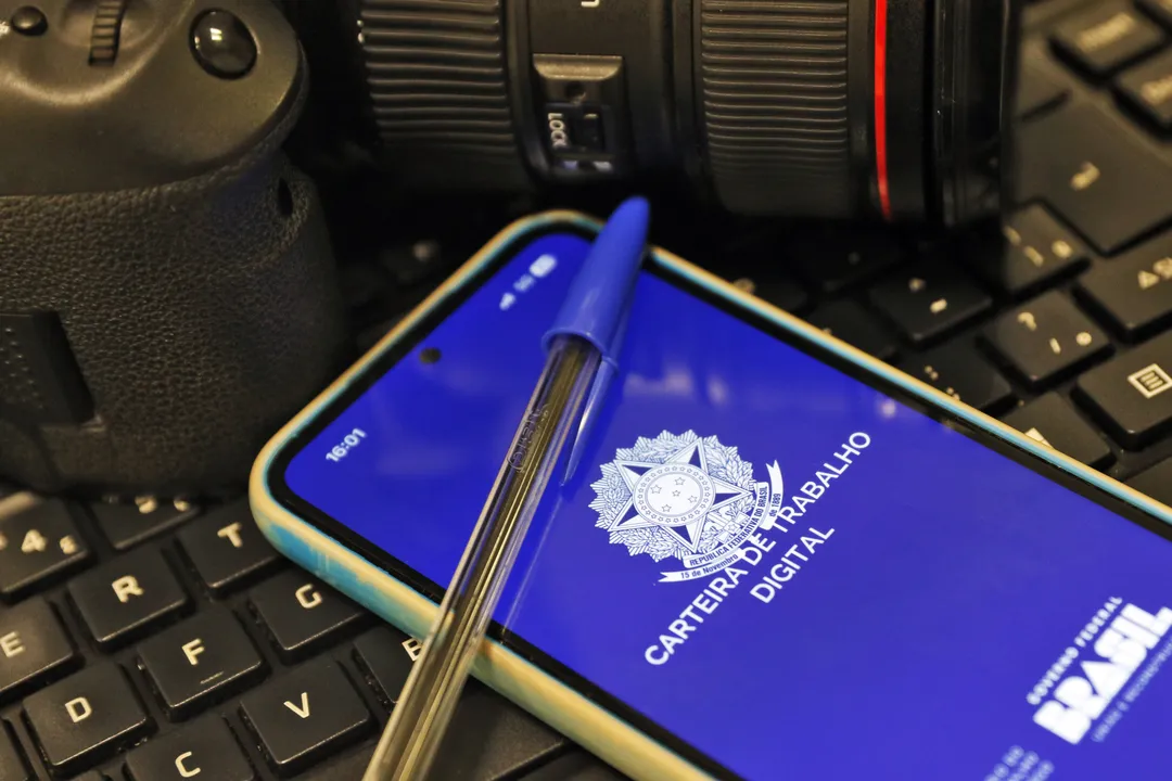 Celular com Carteira de Trabalho Digital