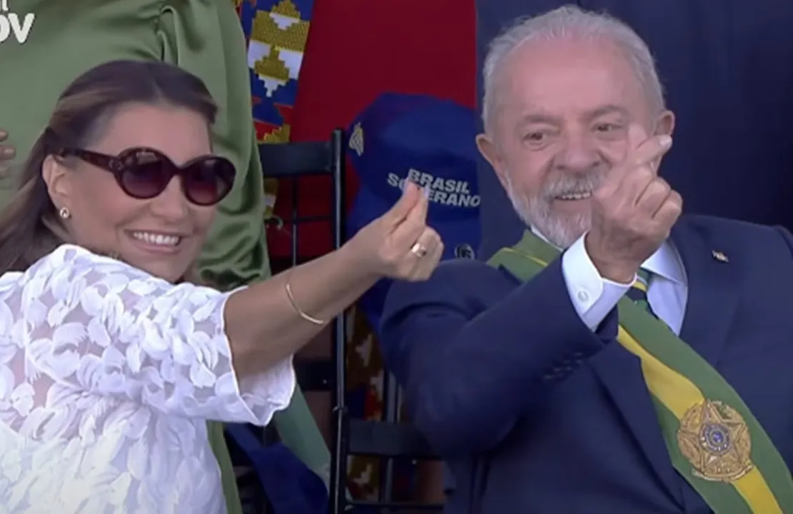 Presidente Lula (PT) fazendo coração coreano ao lado de Janja