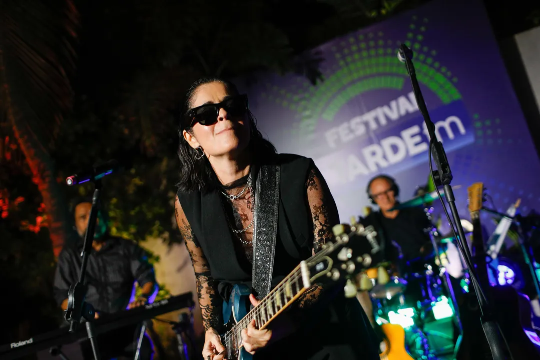 A cantora Thathi, uma das atrações do Festival, fez uma prévia na festa