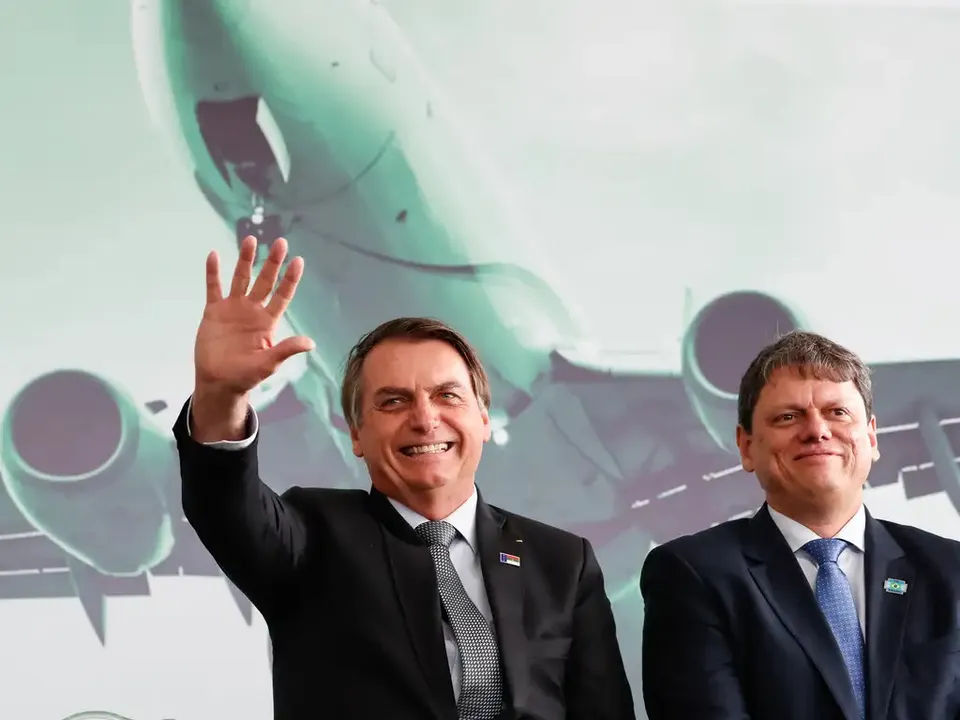 Imagem ilustrativa da imagem A direita tenta emplacar Tarcísio aconchambrando com Bolsonaro