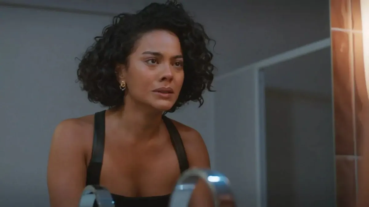 Maria de Fátima, interpretada por Bella Campos, é um dos personagens centrais do remake